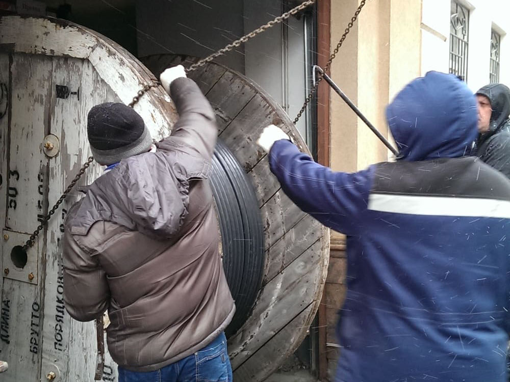 Разгрузка кабельного барабана на пандус