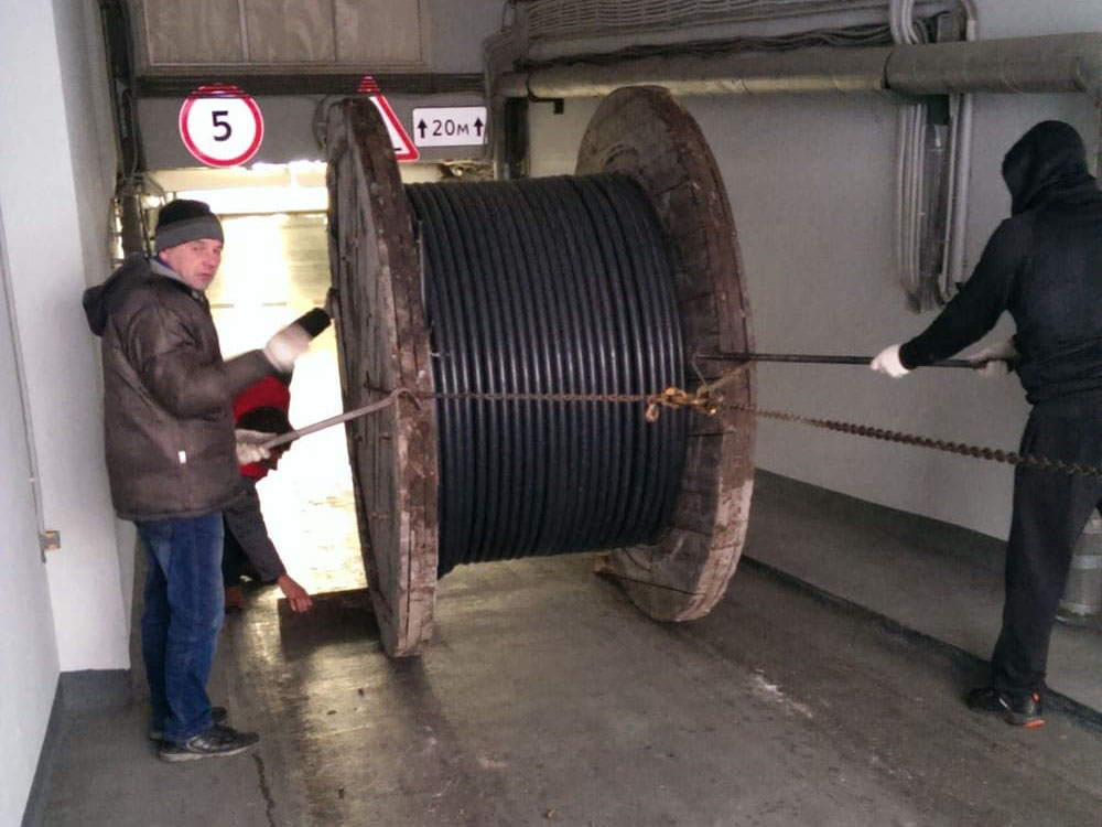 Спуск кабельного барабана по пандусу